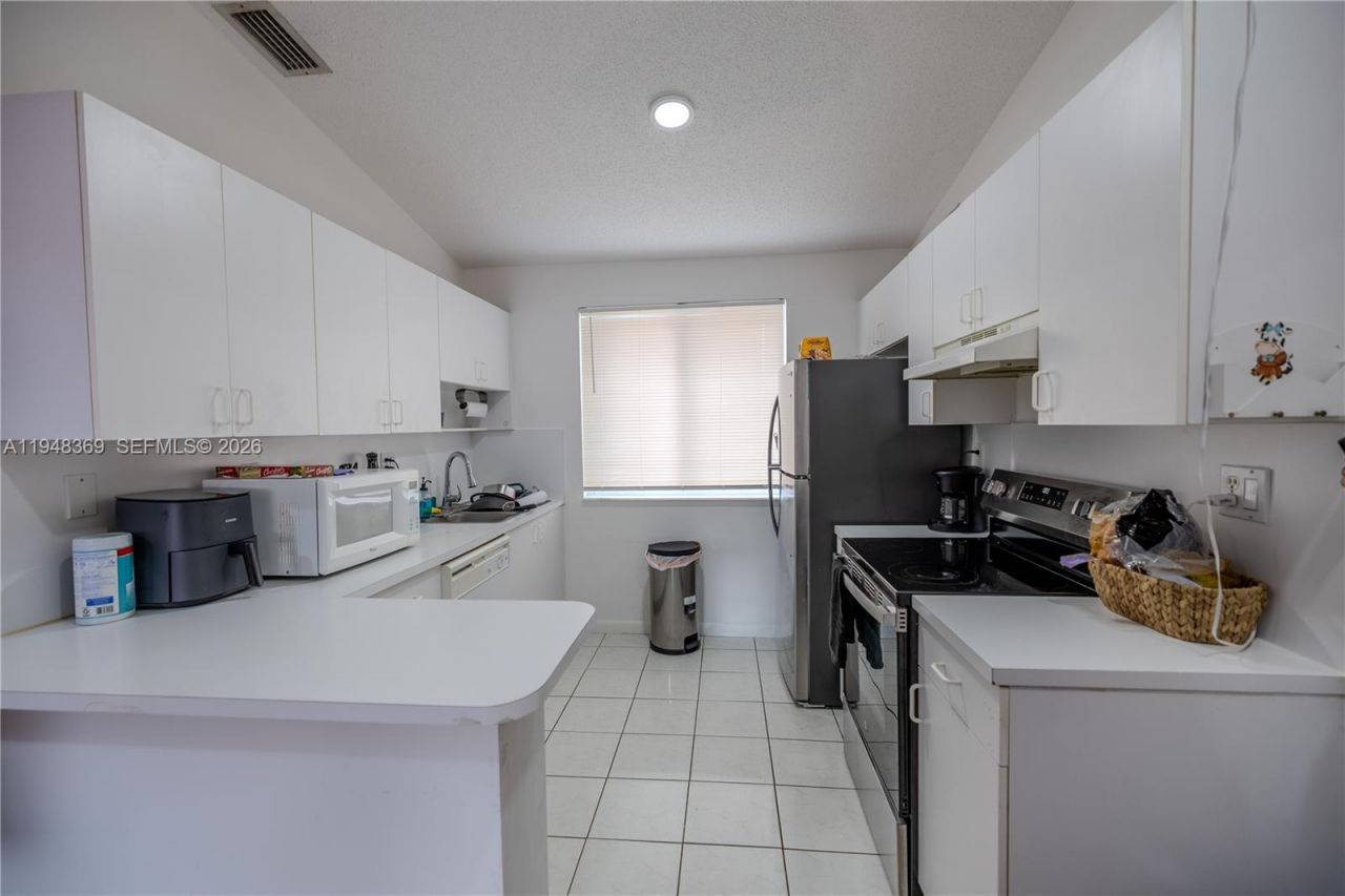 8013 Lake Dr , Unit 203, Doral, FL 33166 Photo