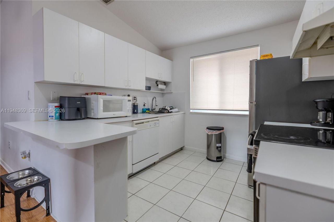 8013 Lake Dr , Unit 203, Doral, FL 33166 Photo