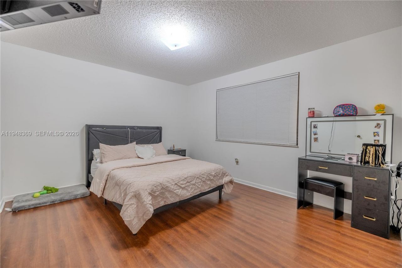 8013 Lake Dr , Unit 203, Doral, FL 33166 Photo