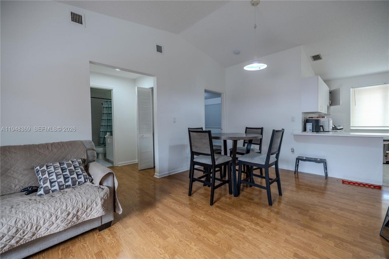 8013 Lake Dr , Unit 203, Doral, FL 33166 Photo