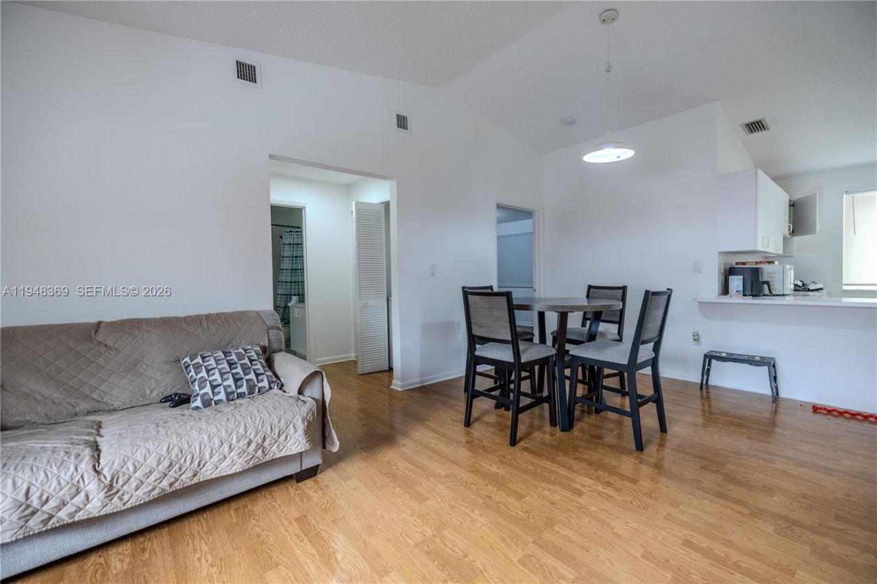 8013 Lake Dr , Unit 203, Doral, FL 33166 Photo