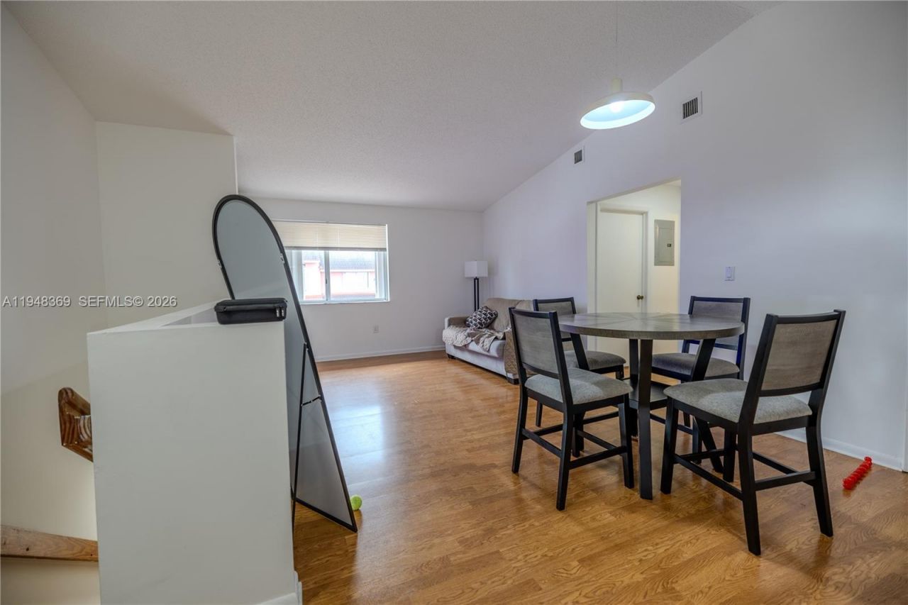 8013 Lake Dr , Unit 203, Doral, FL 33166 Photo