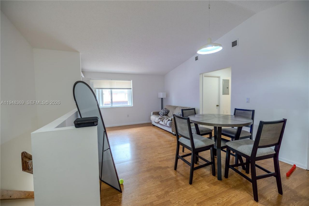 8013 Lake Dr , Unit 203, Doral, FL 33166 Photo