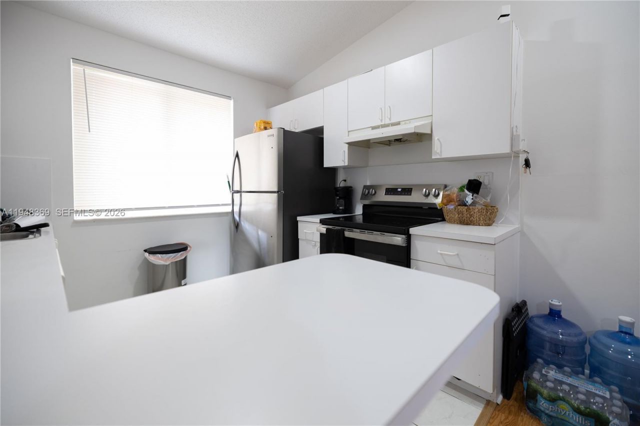 8013 Lake Dr , Unit 203, Doral, FL 33166 Photo