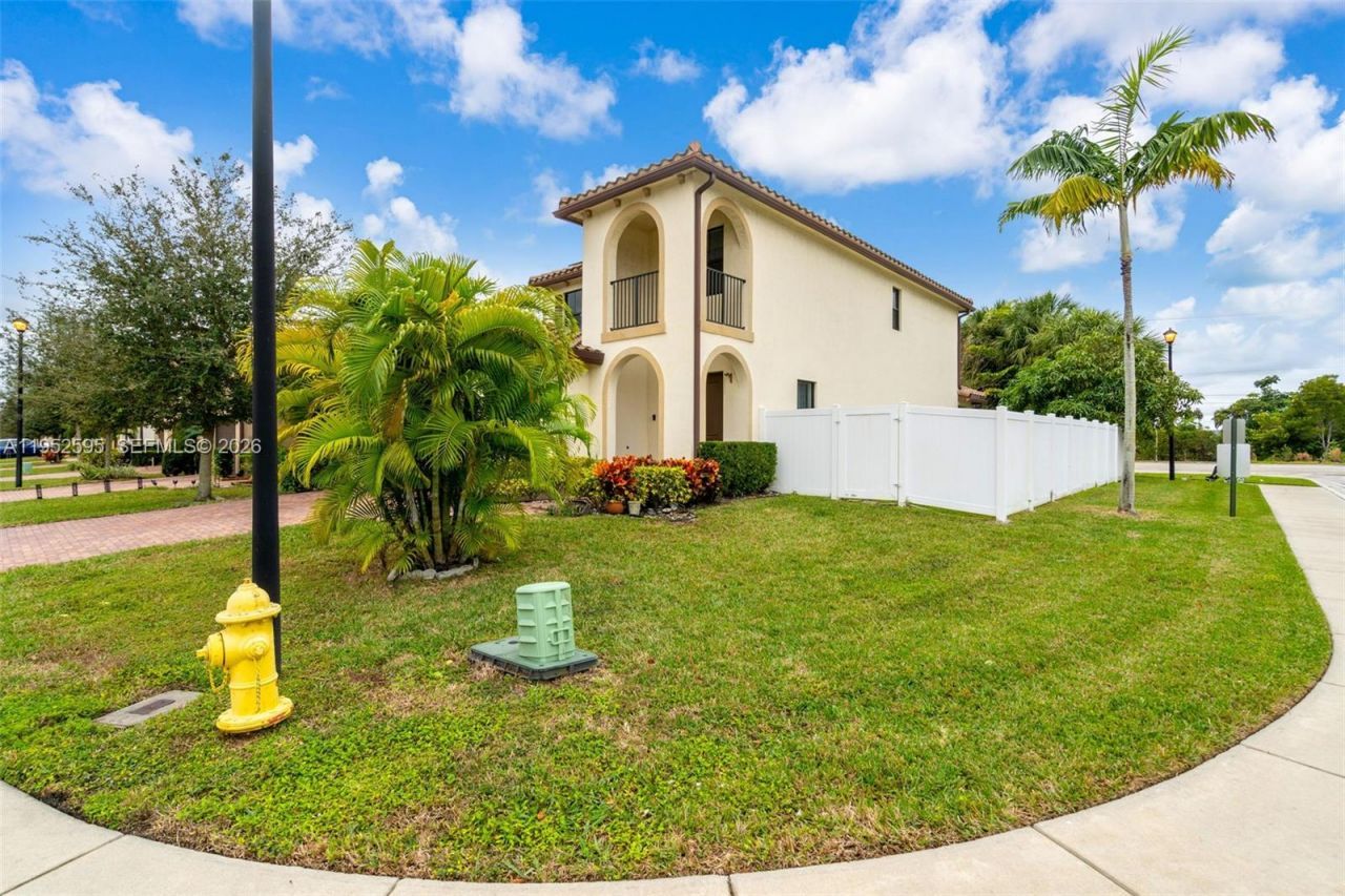 4925 NW 51st Ter, Tamarac, FL 33319 Photo