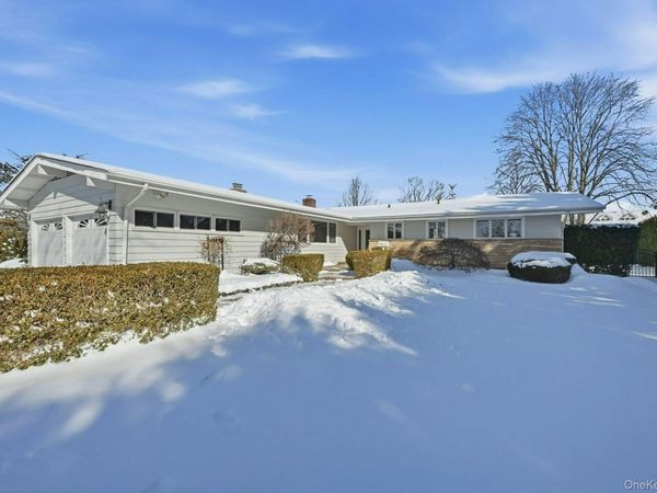 205 Oak Neck Lane, West Islip, NY 11795
