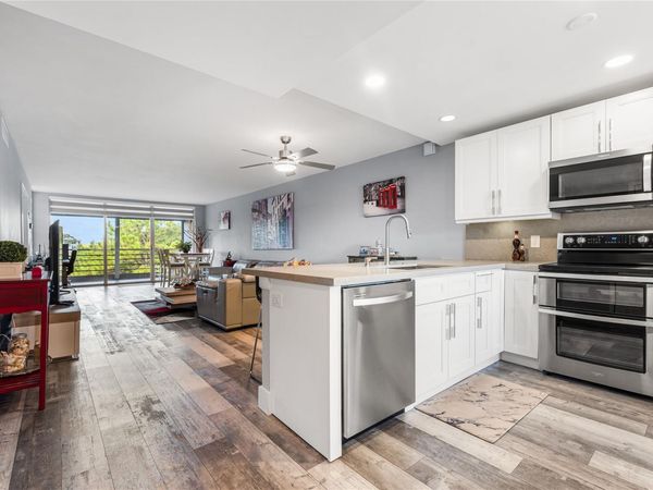 535 Oaks Drive, Unit 404, Pompano Beach, FL 33069