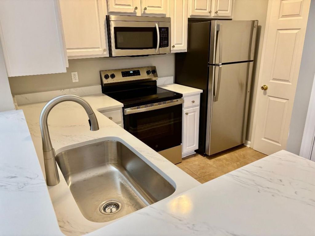 1600 Long Grove Drive Photo 10