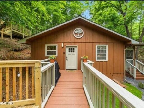 4151 Oak Ridge St, Pigeon Forge, TN 37863