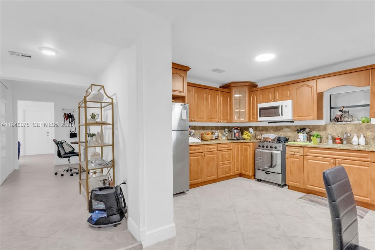 841 E 15th Pl , Hialeah, FL 33010 Photo