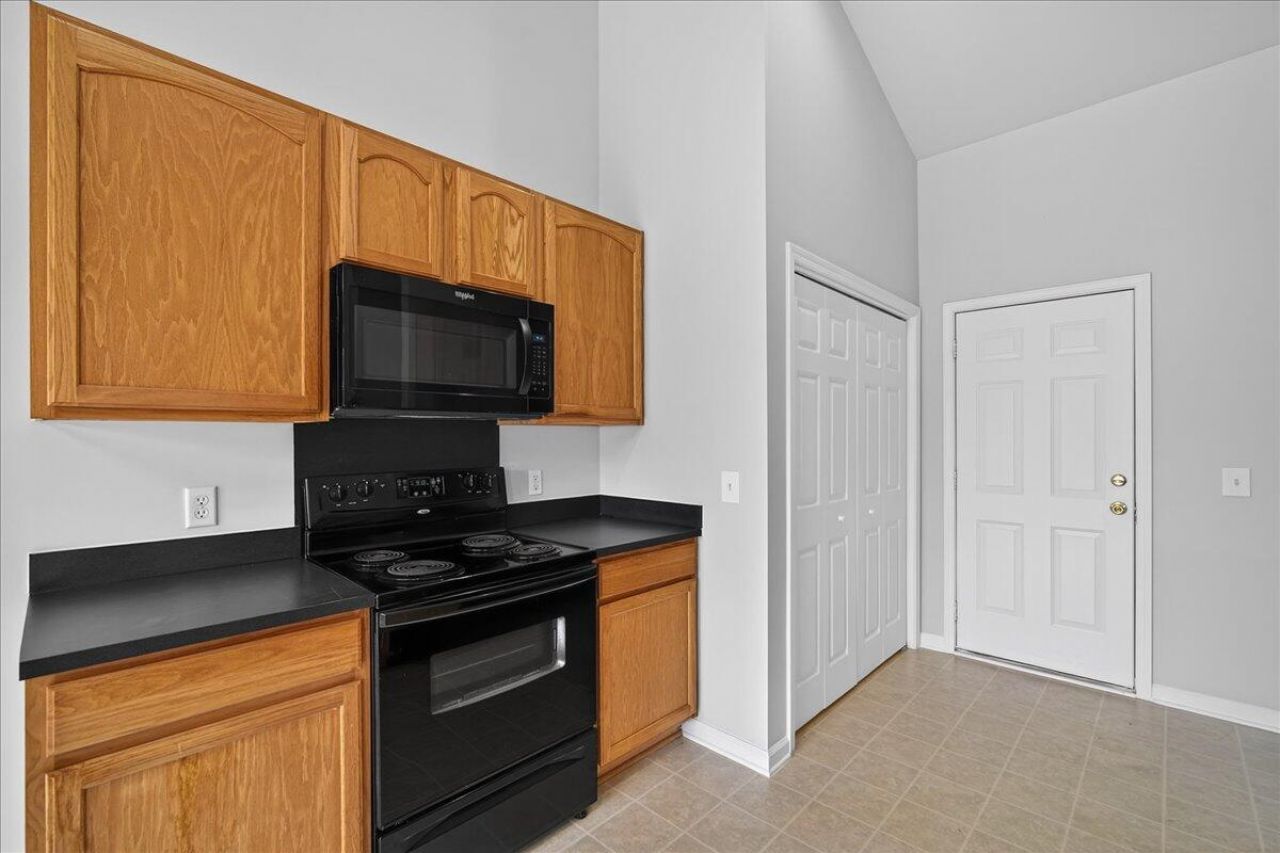 211 Avonshire Drive Photo 10