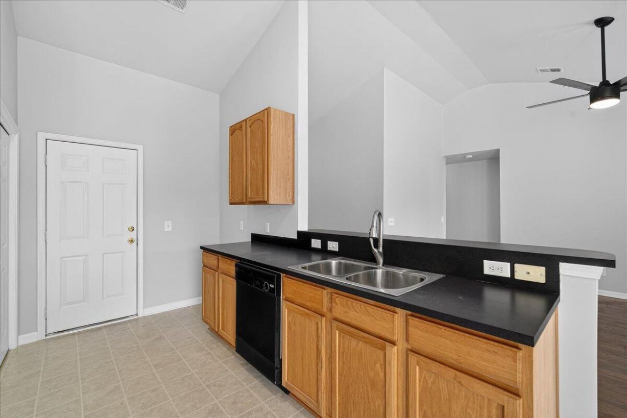 211 Avonshire Drive Photo 11