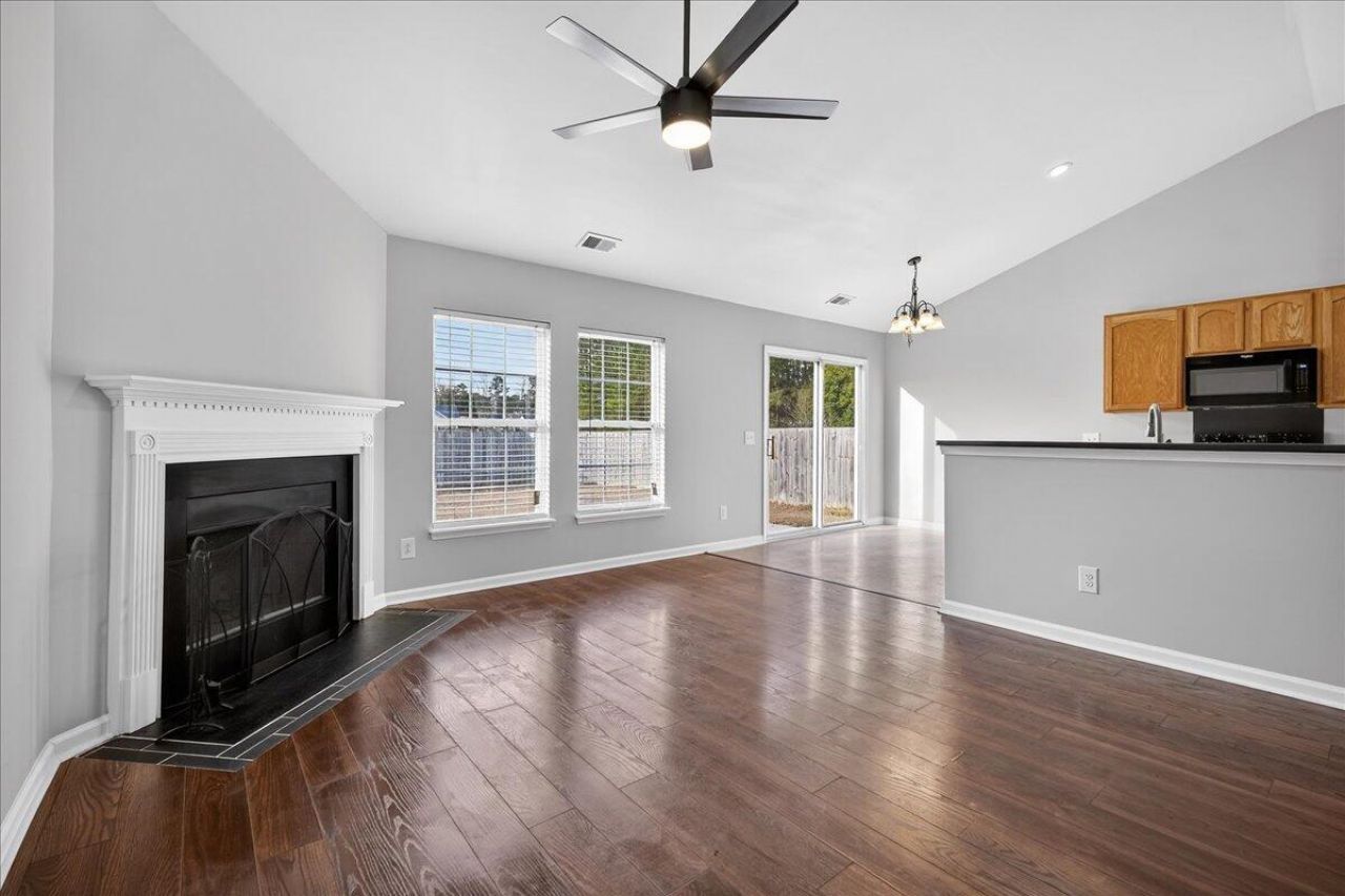 211 Avonshire Drive Photo 7