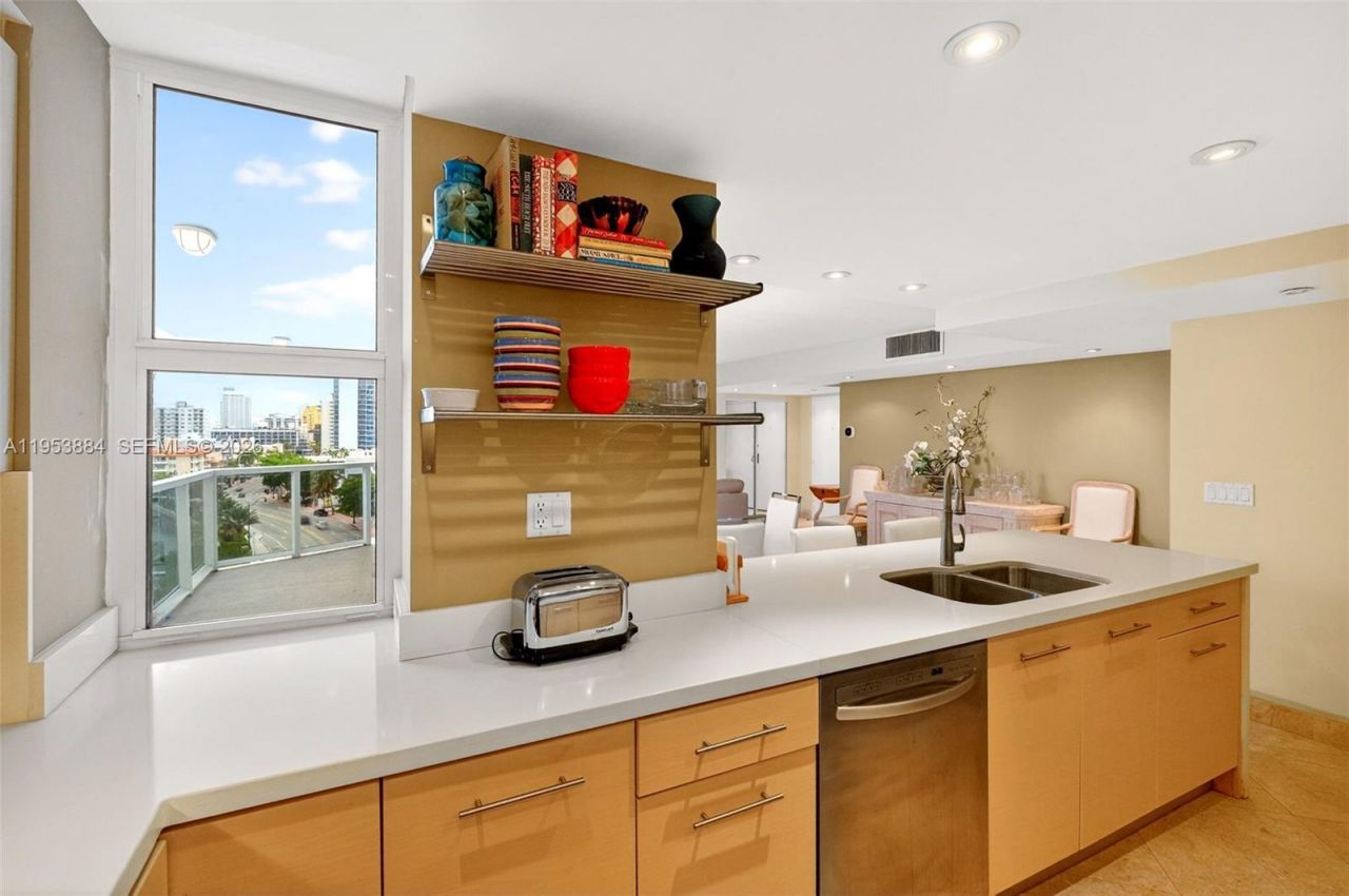 2401 Collins Ave , Unit 908, Miami Beach, FL 33140 Photo