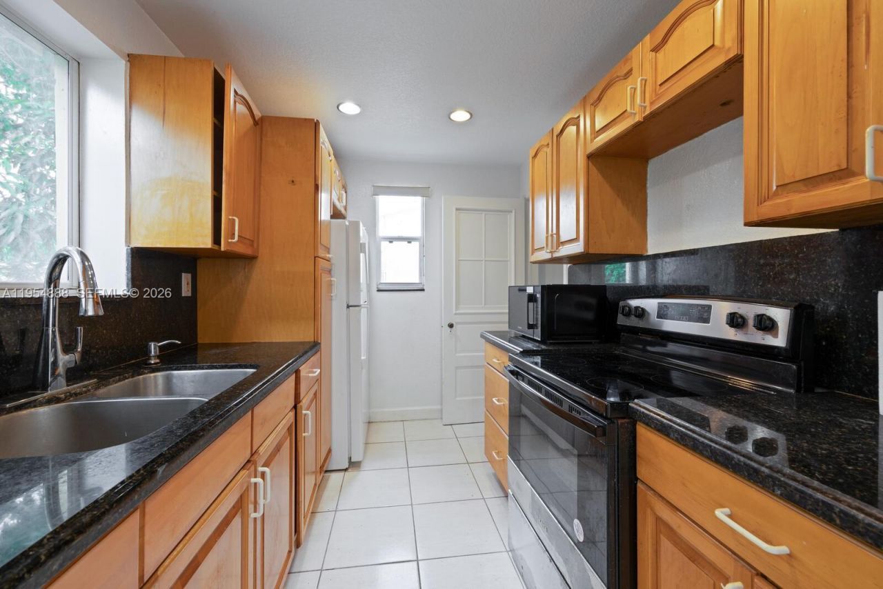 3050 NW 2nd St, Miami, FL 33125 Photo