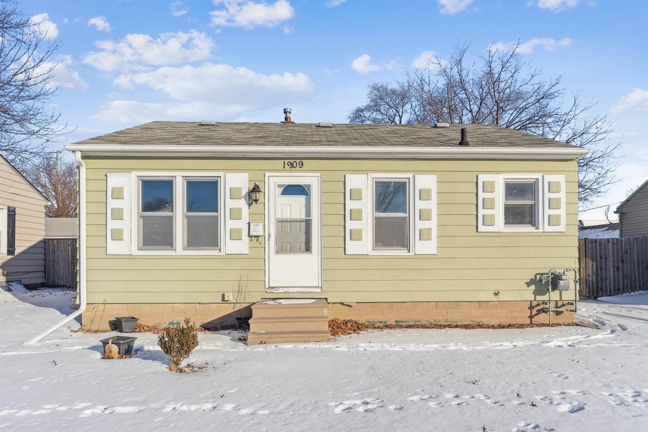 1909 Hawthorne Avenue, Waterloo, IA 50702 Main Photo