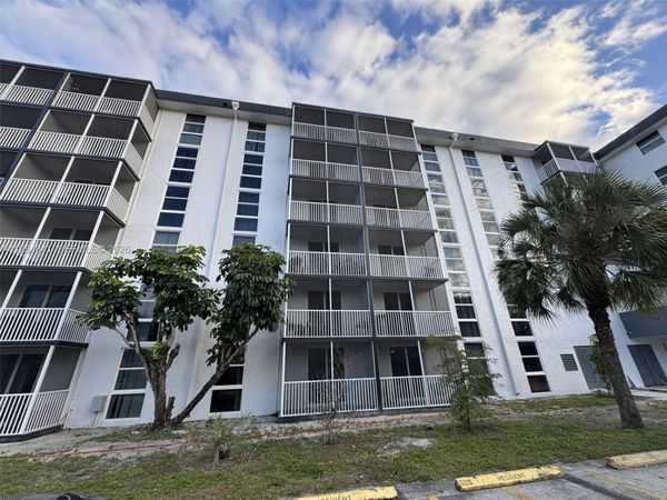 16950 W Dixie Hwy, Unit 127, North Miami Beach, FL 33160