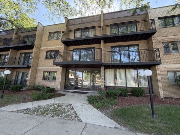 10002 S Pulaski Road, Unit 207, Oak Lawn, IL 60453