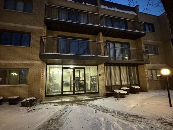 10002 S Pulaski Road, Unit 207, Oak Lawn, IL 60453