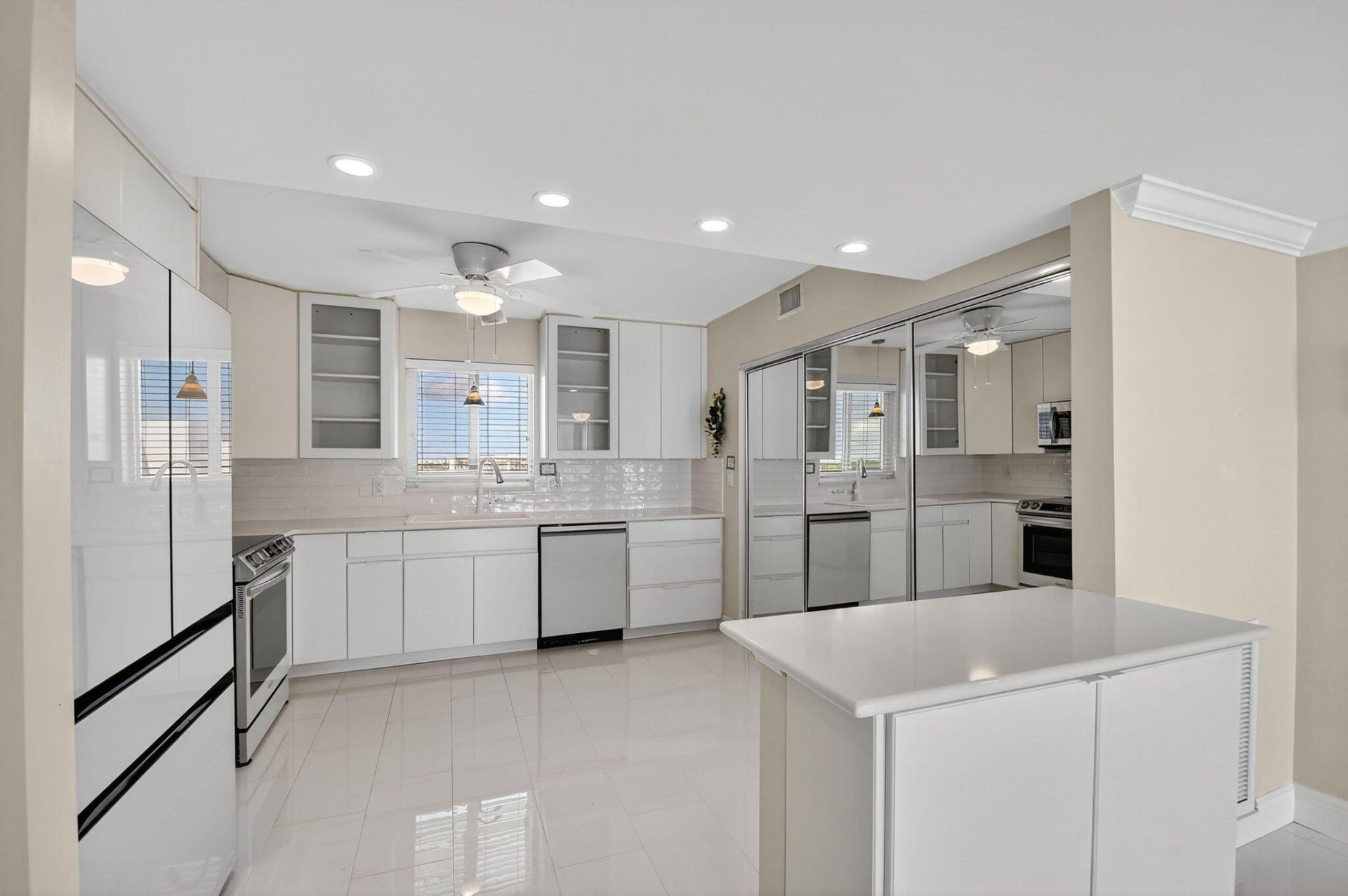 301 Lake Shore Drive, Unit 711, Lake Park, FL 33403 Photo