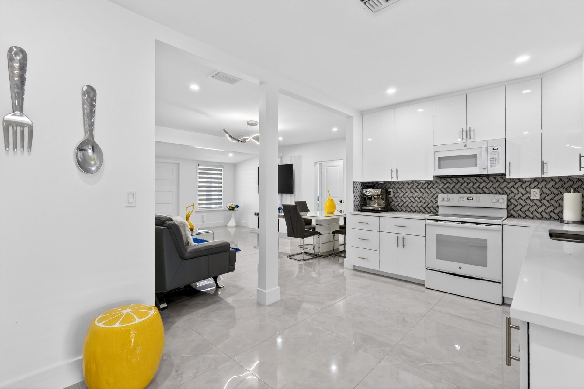 836 Ridgewood Drive, West Palm Beach, FL 33405 Photo