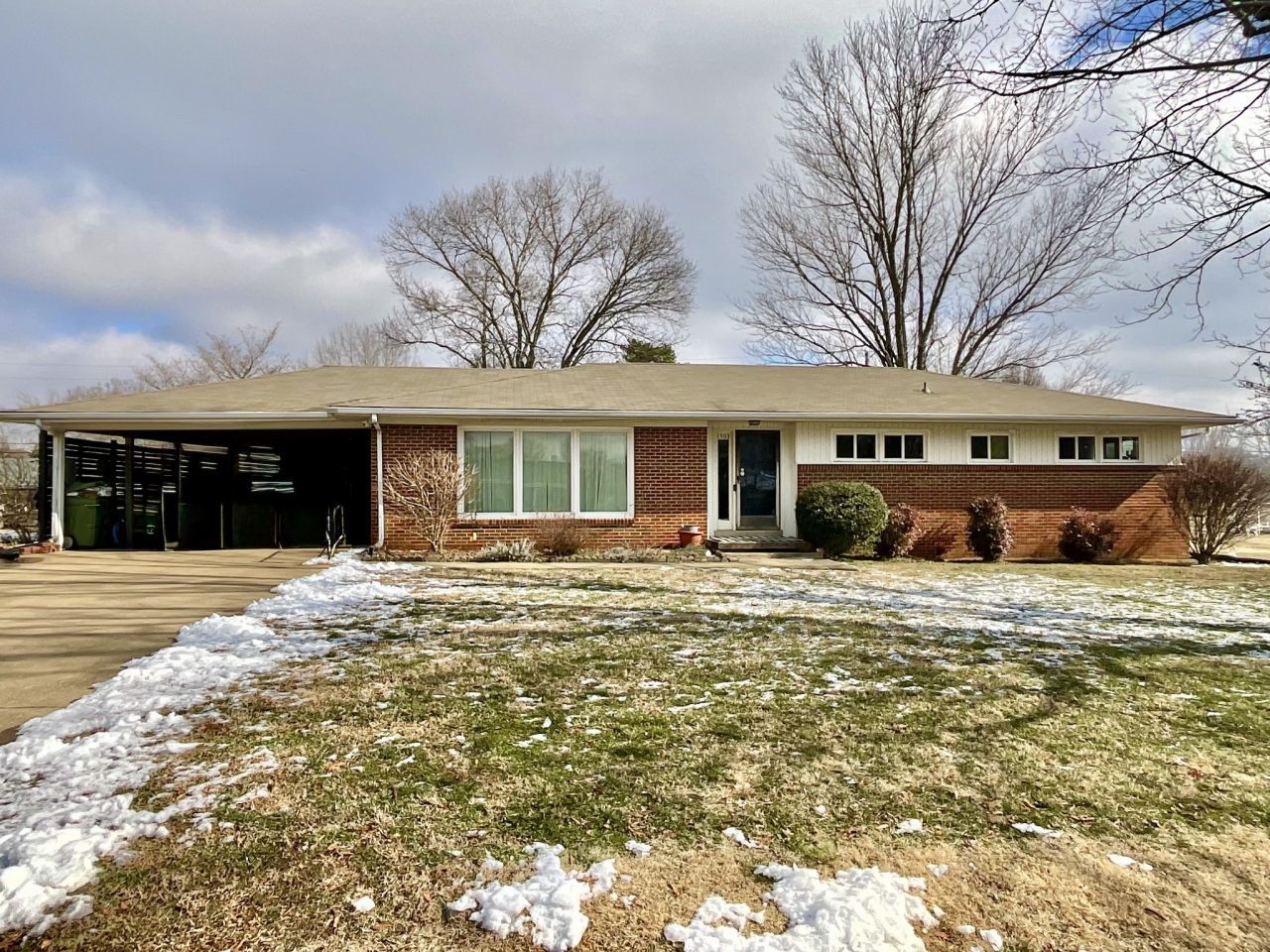 1503 Frances St Lawrenceburg, TN 38464