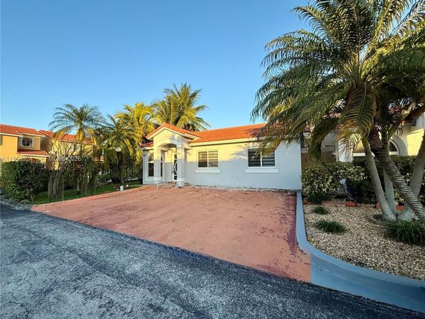 8265 NW 186th St, Unit 906, Hialeah, FL 33015