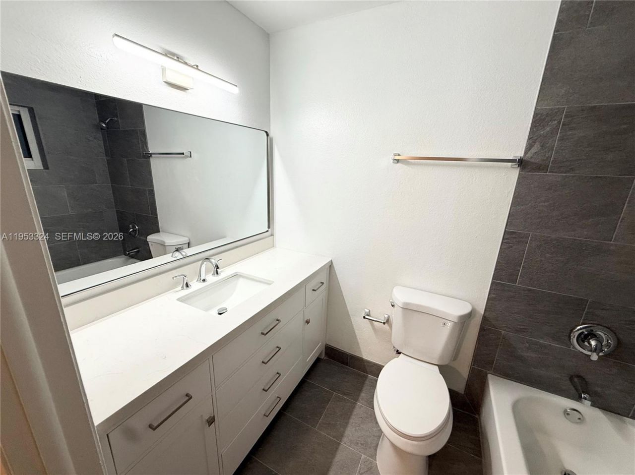 8265 NW 186th St, Unit 906, Hialeah, FL 33015 Photo