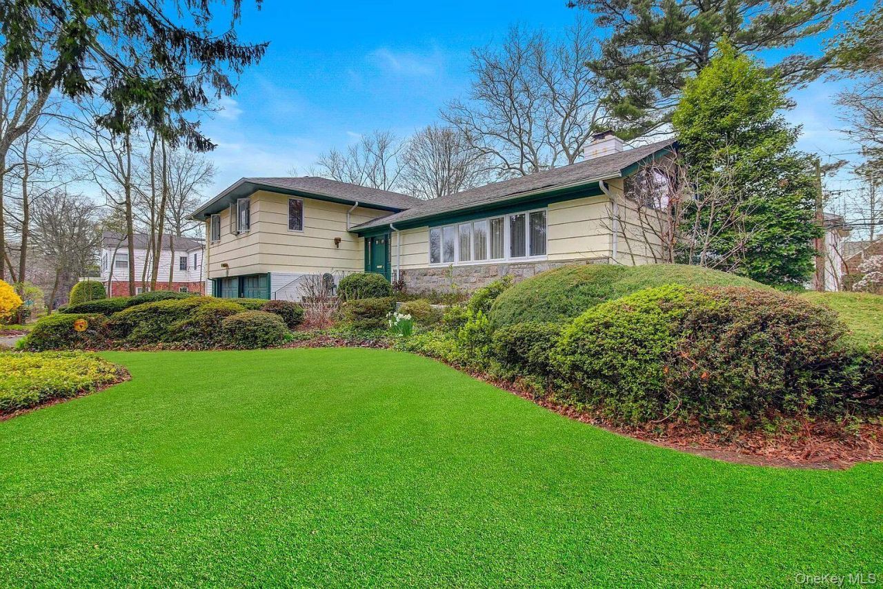 25 North Drive, Great Neck, NY 11021 Main Photo