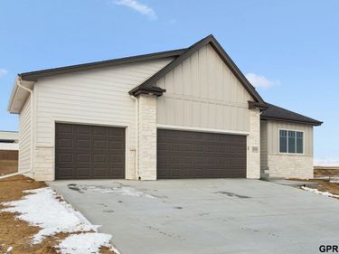 20108 R Street, Omaha, NE 68135