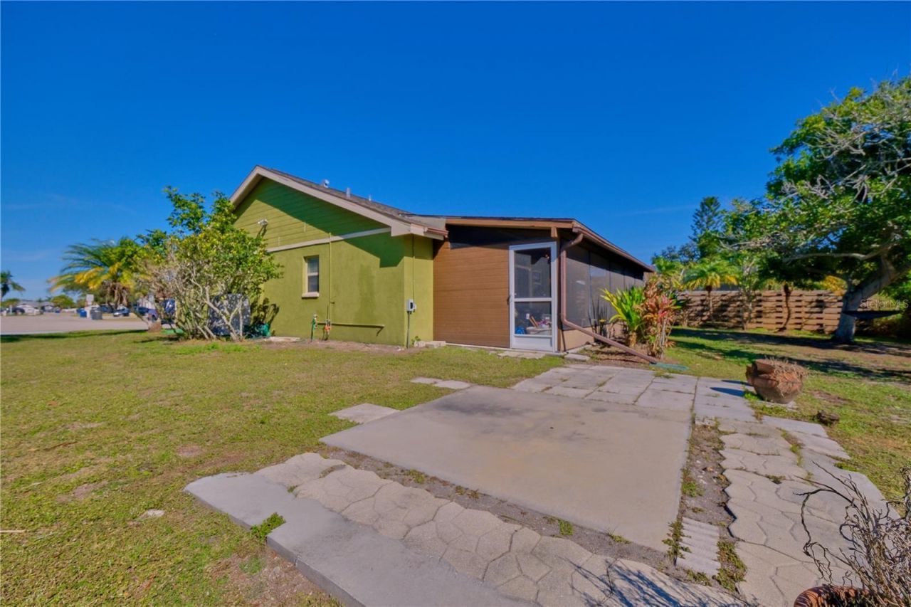 3549 65th Avenue Circle E, Sarasota, FL 34243 Photo