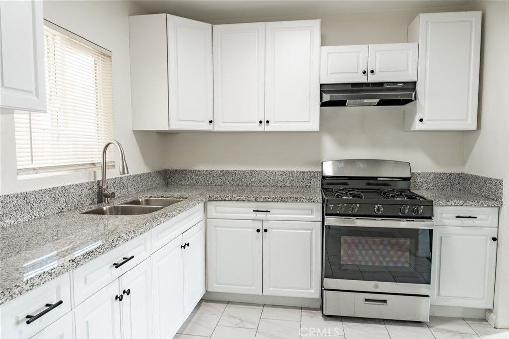 1102 E 18th Street, Bakersfield, CA 93305 Main Photo