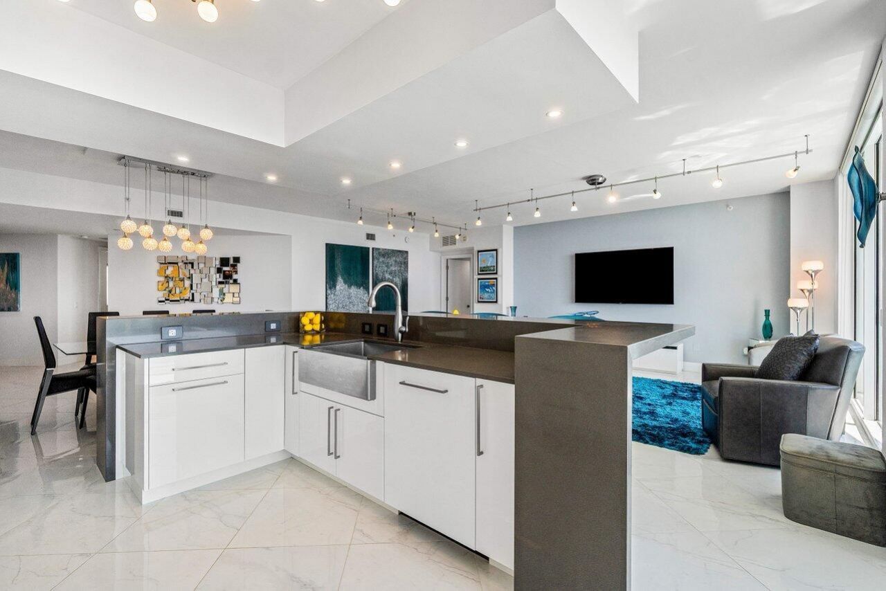 2640 Lake Shore Drive, Unit 2307, Riviera Beach, FL 33404 Photo