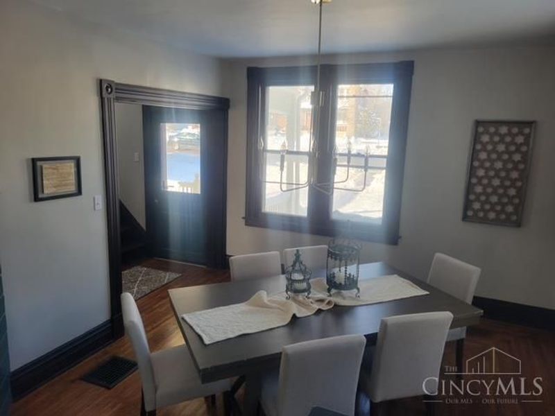 325 E Sharon Road, Glendale, OH 45246 Photo 4