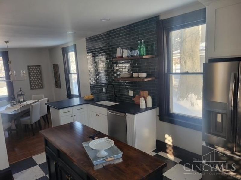 325 E Sharon Road, Glendale, OH 45246 Photo 6