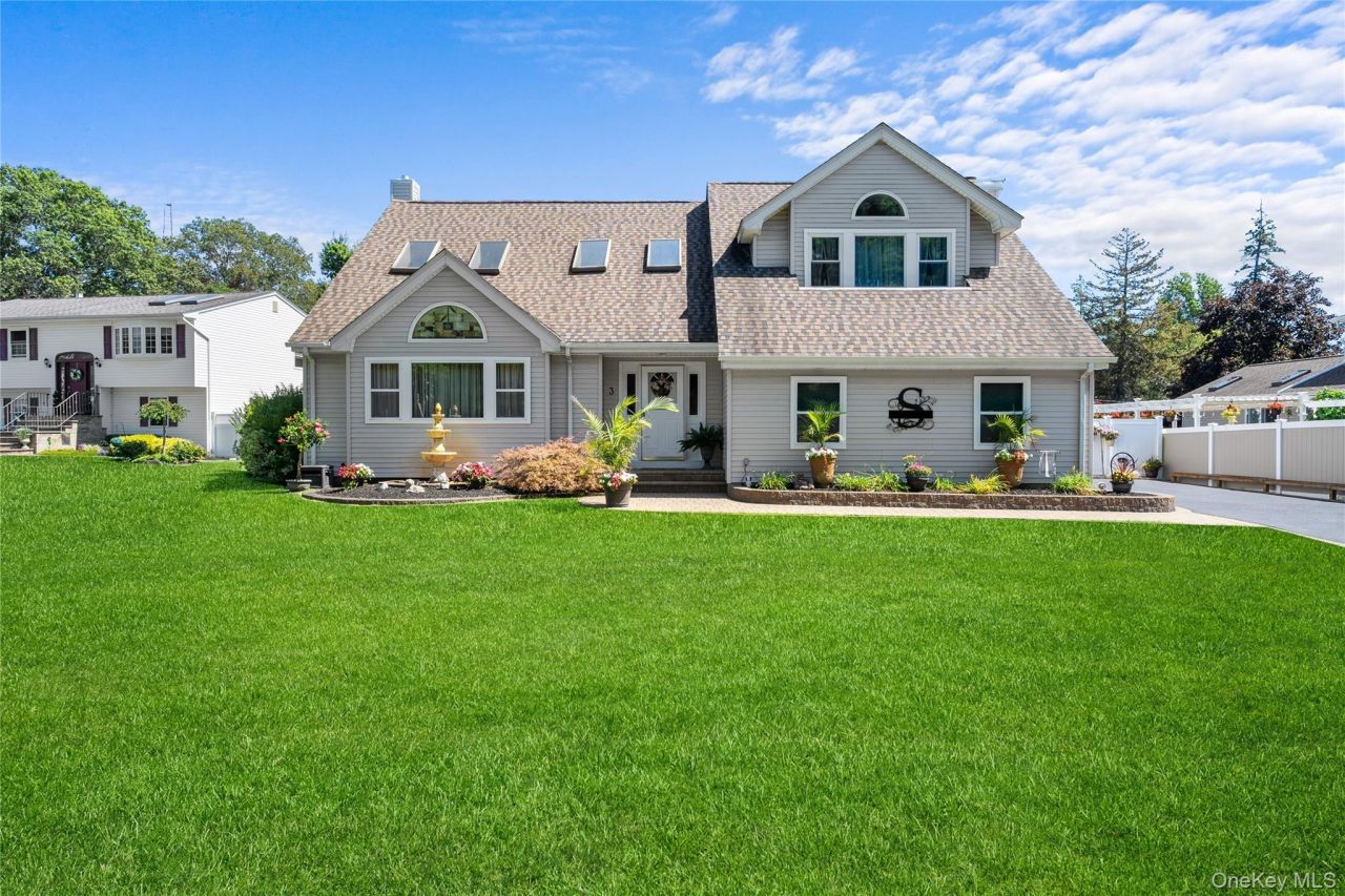 3 Crystal Brook Court, Islip, NY 11751 Main Photo
