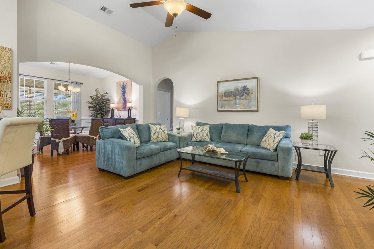 2015 Oxford St. Photo 7