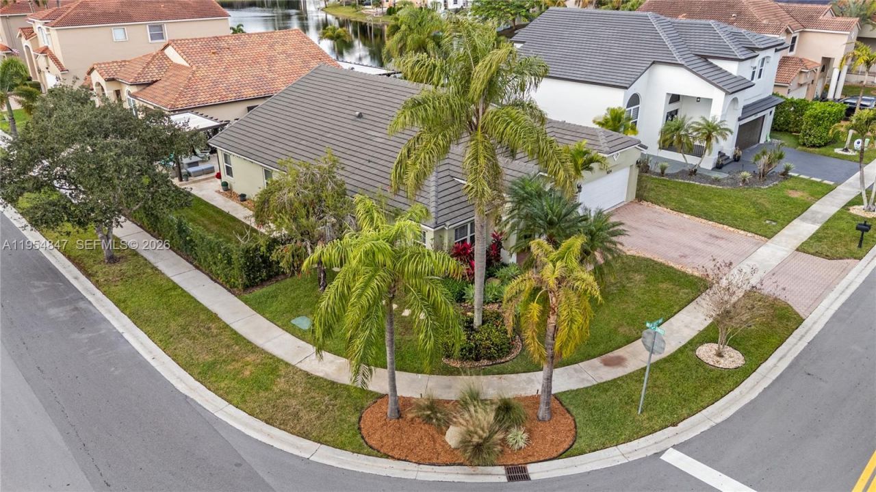 1024 NW 184th Way, Pembroke Pines, FL 33029 Photo