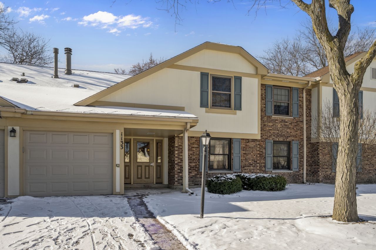 1133 Hawthorne Court, Unit A2, Wheeling, IL 60090 Main Photo