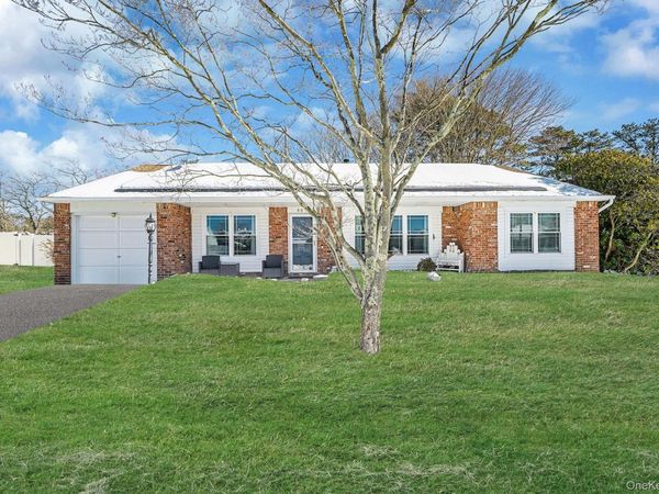 68 Sequoia Way, Holbrook, NY 11741