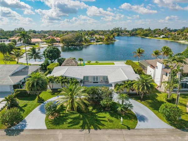 6830 Winged Foot Dr, Hialeah, FL 33015