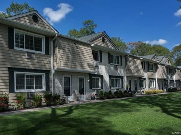 1 Aycock Place , Unit 0105B, Coram, NY 11727