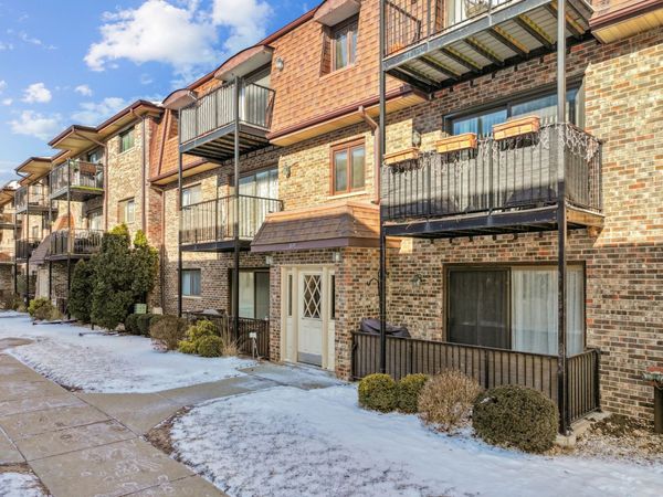 7632 W Lawrence Avenue, Unit 1B, Harwood Heights, IL 60706