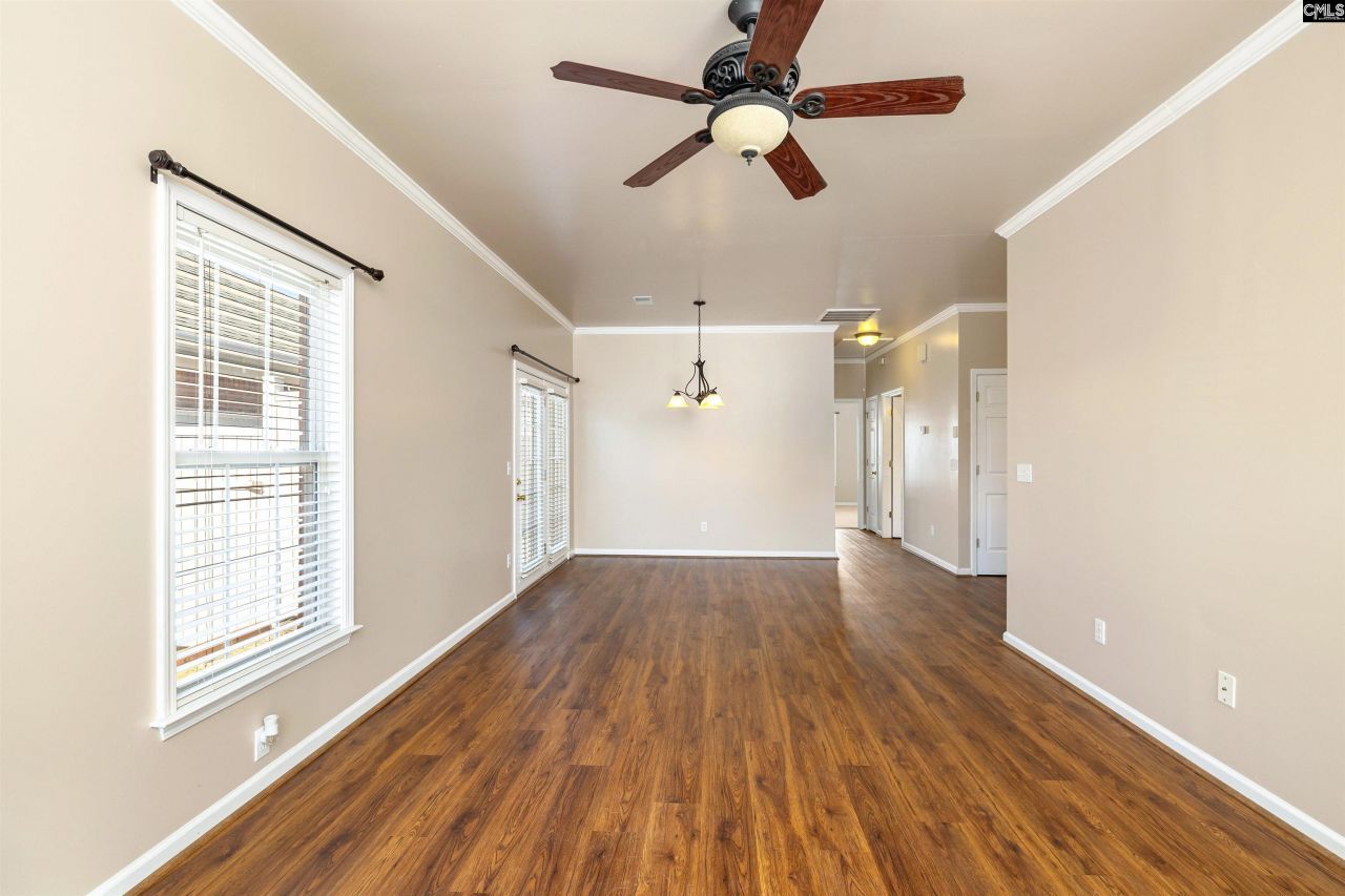 35 Crescent Moon Court  Photo 4