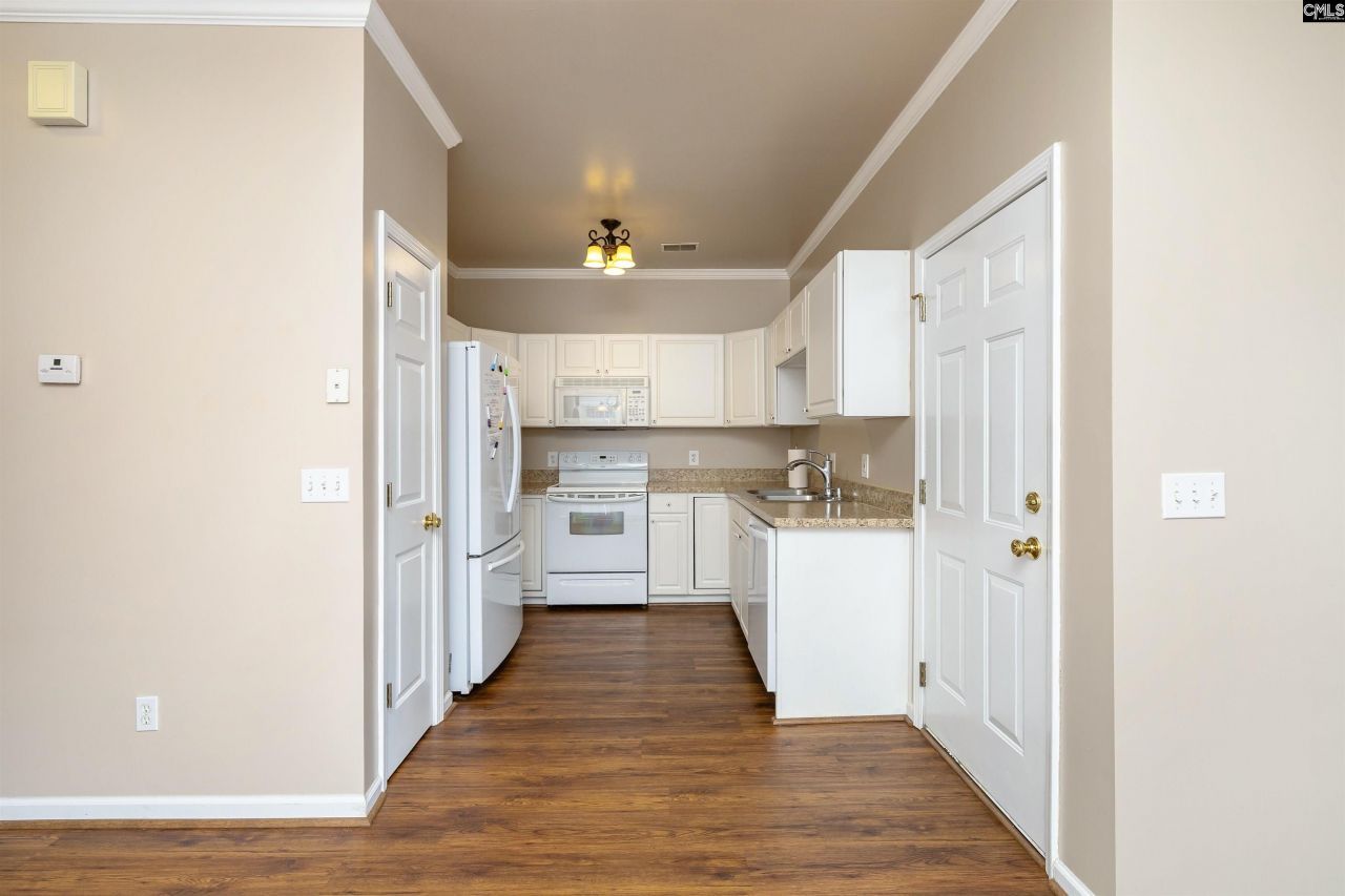 35 Crescent Moon Court  Photo 7