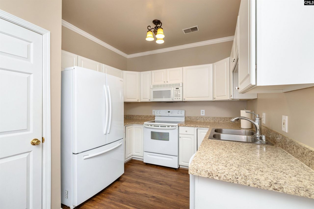 35 Crescent Moon Court  Photo 8