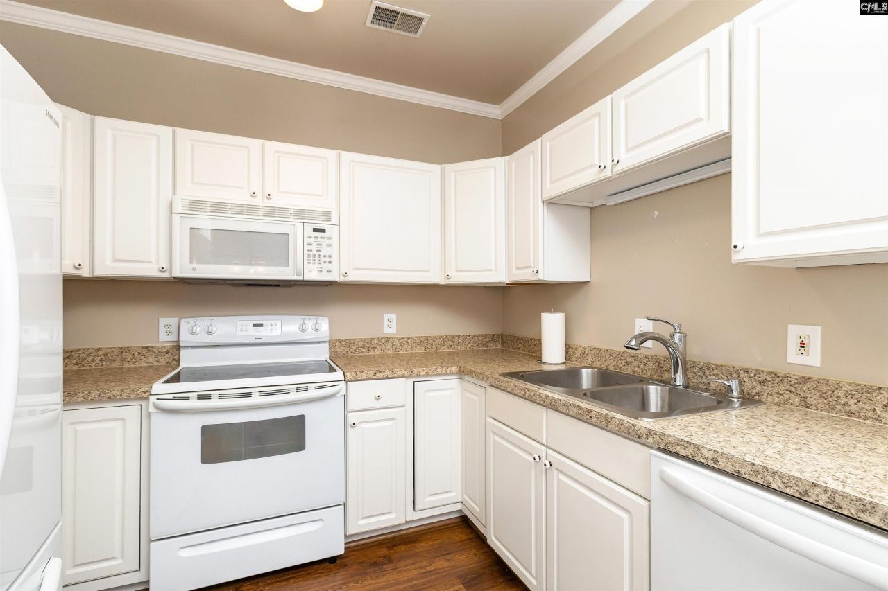 35 Crescent Moon Court  Photo 9