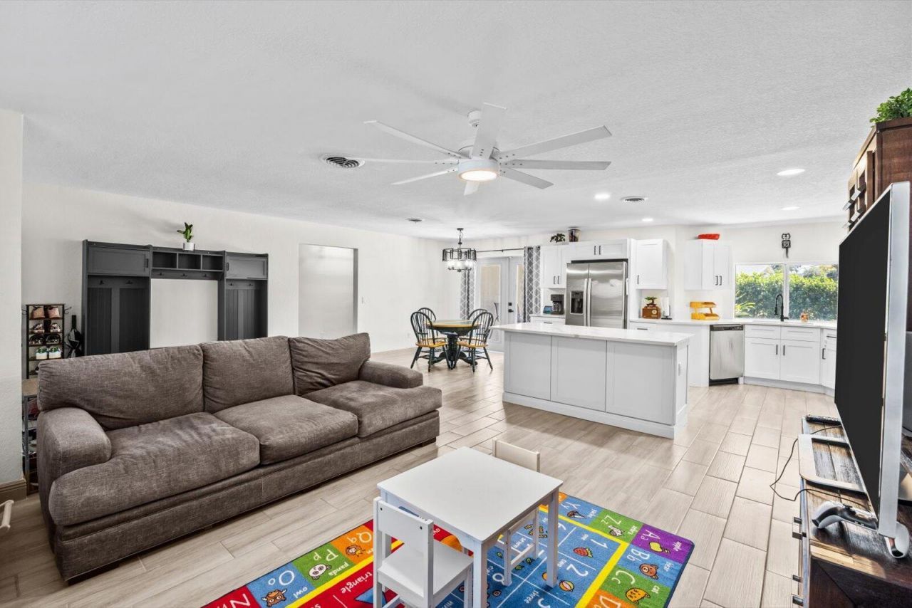 907 Antigua Avenue, Fort Pierce, FL 34982 Photo