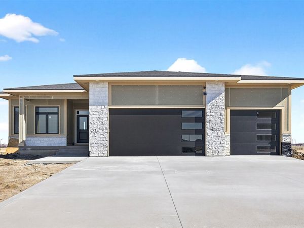 17203 Brookview Drive, Urbandale, IA 50322