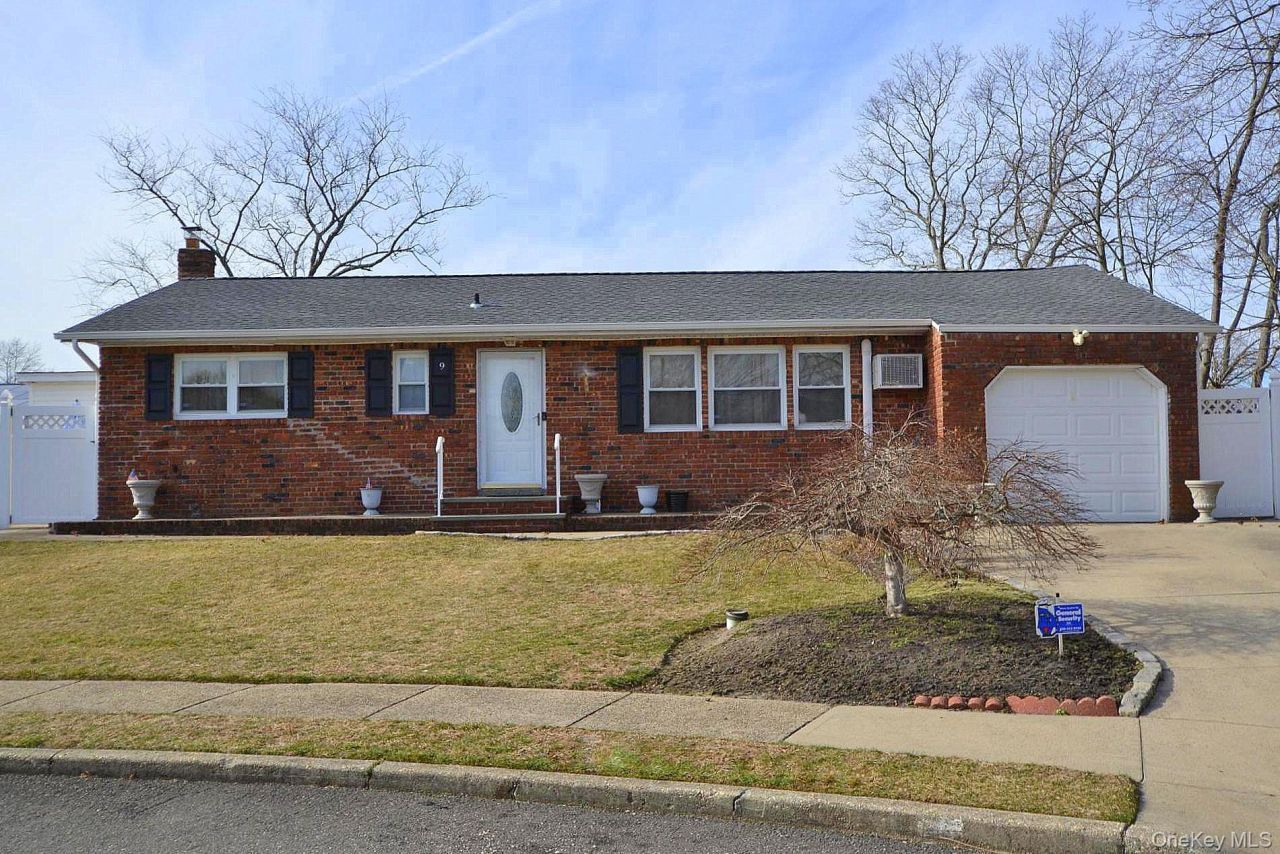 9 Tory Court, Holbrook, NY 11741 Main Photo